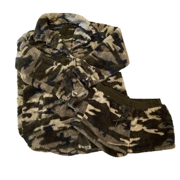 Very plush & soft! P.J. Salvage Camo Print Shirt & Shorts Loungewear Set… - Picture 1 of 13